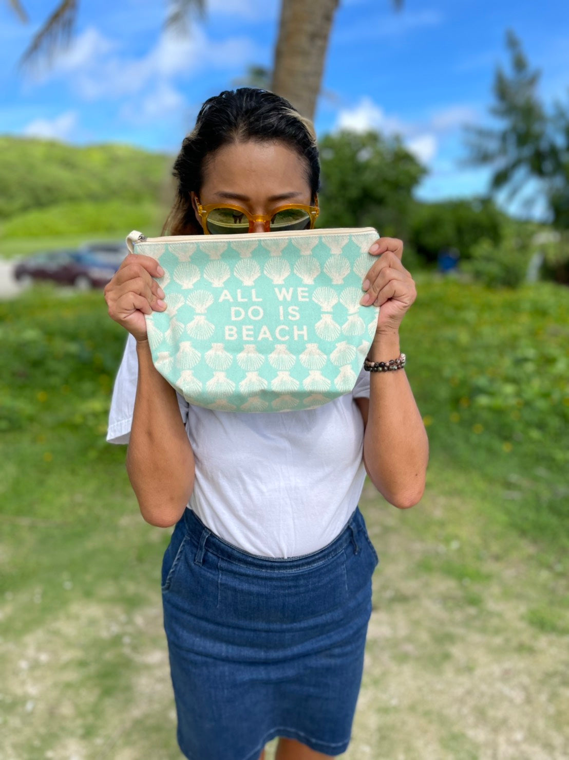 SoHa LIVING ハワイ限定 ALL WE DO IS BEACH 貝柄 ポーチ ライトブルーL